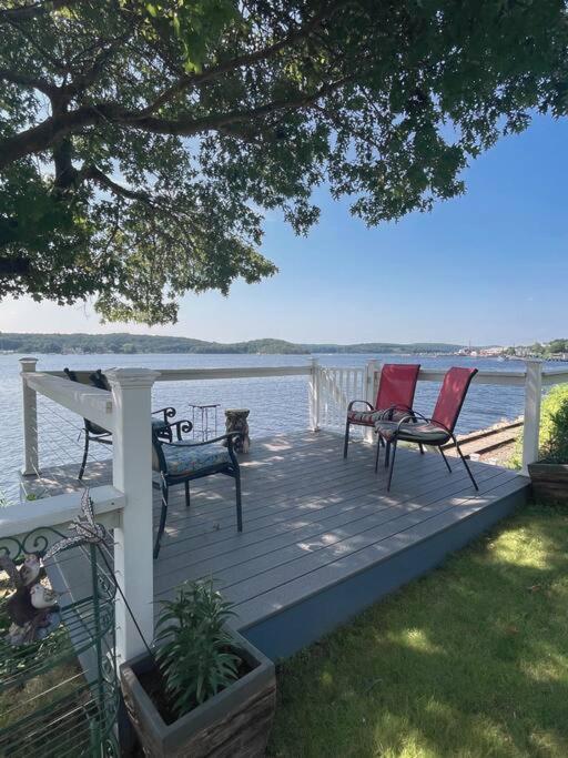 Riverside Retreat Waterfront